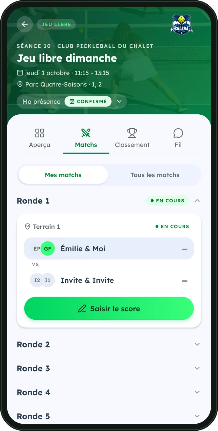 Matchs d’une séance dans l’application PickleSync : la ronde en cours, le terrain, les équipes et le bouton « Saisir le score »